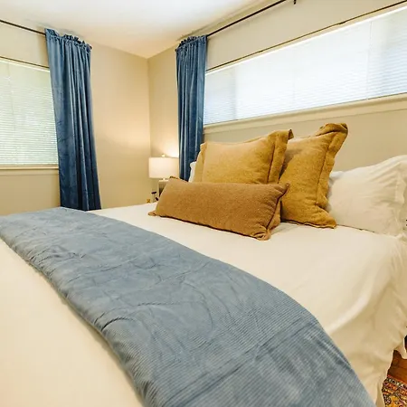 Centrally Located 2 King Bed Midtown Memphis 2362